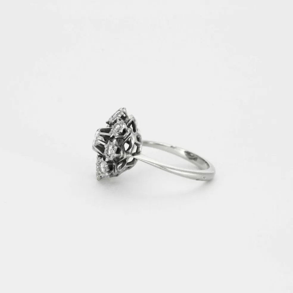 Bague en or gris à motif floral
