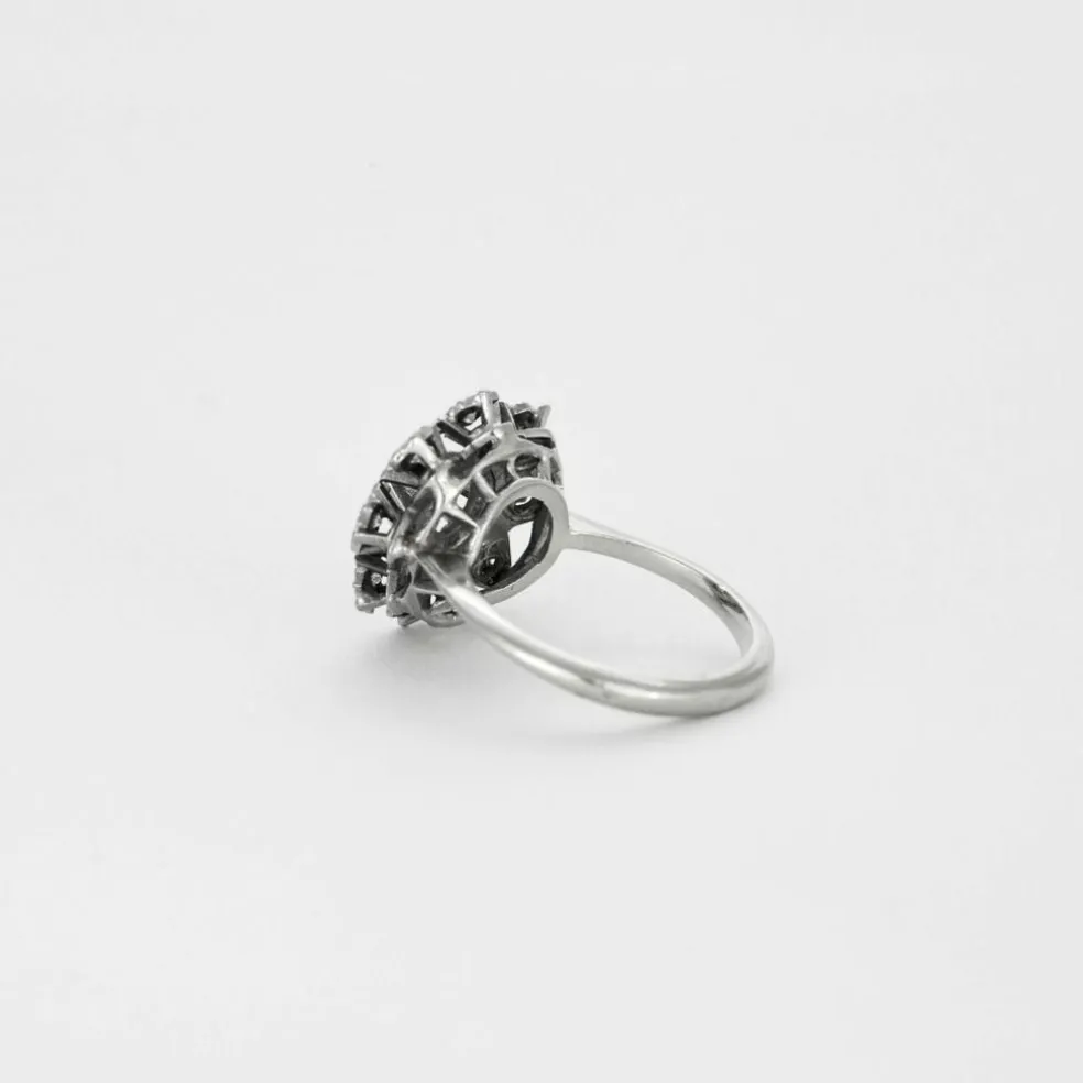Bague en or gris à motif floral