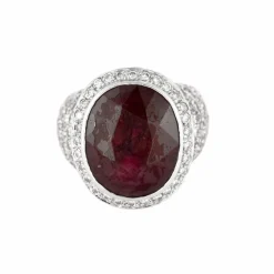 Bague en or gris, tourmaline rose et pavage petits diamants.