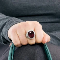 Bague en or gris, tourmaline rose et pavage petits diamants.