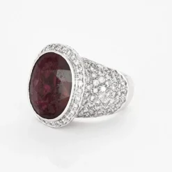 Bague en or gris, tourmaline rose et pavage petits diamants.