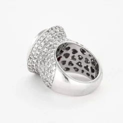 Bague en or gris, tourmaline rose et pavage petits diamants.