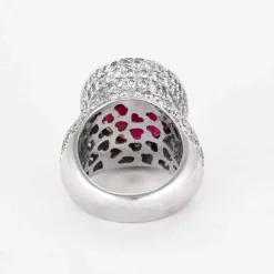 Bague en or gris, tourmaline rose et pavage petits diamants.