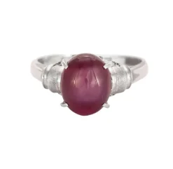 Bague en or gris avec rubis étoilé