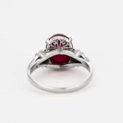 Bague en or gris avec rubis étoilé