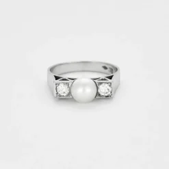 Bague en or gris, diamants et perle de culture