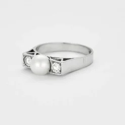 Bague en or gris, diamants et perle de culture