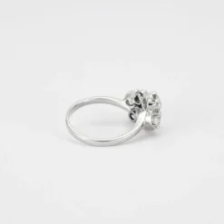 Bague en or gris, diamants