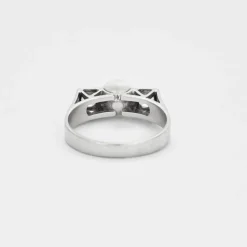 Bague en or gris, diamants et perle de culture