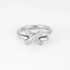 Bague en or gris et diamants