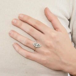 Bague en or gris et diamants