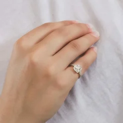 Bague en or gris et diamants