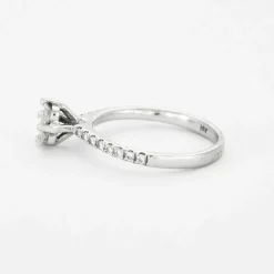 Bague en or gris et diamants