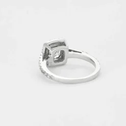Bague en or gris et diamants
