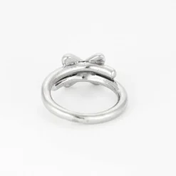 Bague en or gris et diamants