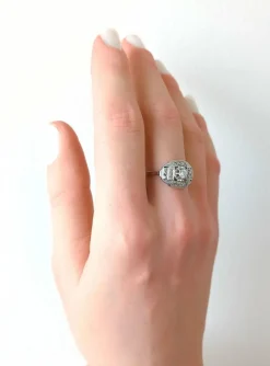 Bague en or gris et diamants, époque art déco