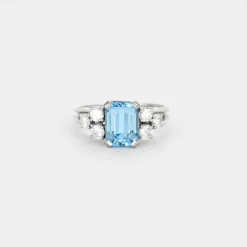 Bague en or gris et pierre bleue