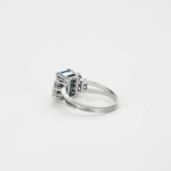 Bague en or gris et pierre bleue