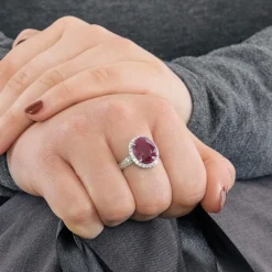Bague en or gris et rubis et diamants