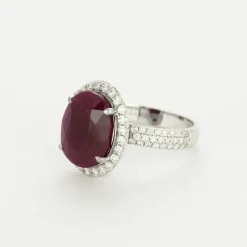 Bague en or gris et rubis et diamants