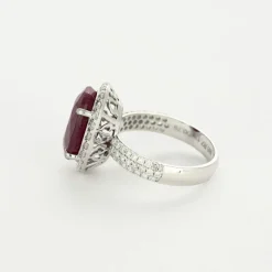 Bague en or gris et rubis et diamants
