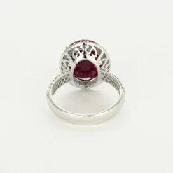 Bague en or gris et rubis et diamants