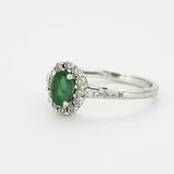 Bague en or gris émeraude et diamants