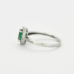 Bague en or gris émeraude et diamants