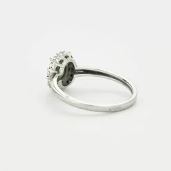 Bague en or gris émeraude et diamants