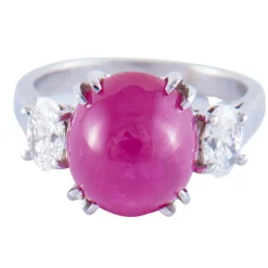 Bague en or gris, Rubis cabochon, Diamants