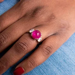 Bague en or gris, Rubis cabochon, Diamants