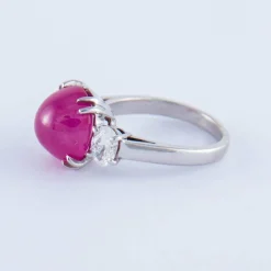 Bague en or gris, Rubis cabochon, Diamants