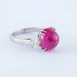 Bague en or gris, Rubis cabochon, Diamants
