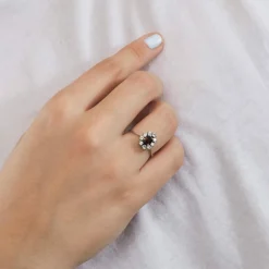 Bague en or gris, rubis et diamants