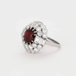 Bague en or gris rubis et diamants