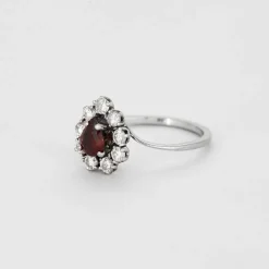 Bague en or gris, rubis et diamants