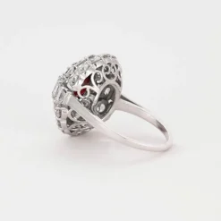 Bague en or gris rubis et diamants