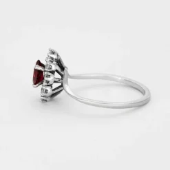 Bague en or gris, rubis et diamants