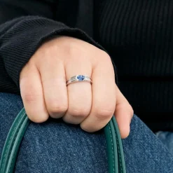 Bague en or gris saphir et diamants