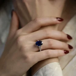 Bague en or gris saphir et diamants brillants