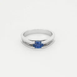 Bague en or gris saphir et diamants