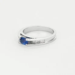 Bague en or gris saphir et diamants