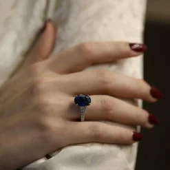 Bague en or gris saphir et diamants brillants