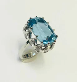 Bague en or gris sertie d'une aigue-marine