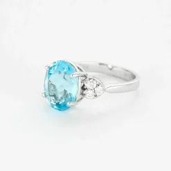 Bague en or gris topaze et diamants
