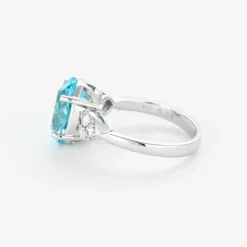Bague en or gris topaze et diamants