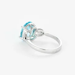 Bague en or gris topaze et diamants
