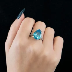 Bague en or gris, topaze taille poire
