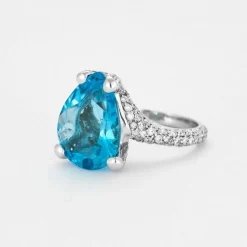 Bague en or gris, topaze taille poire