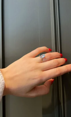Bague en or jaune 18 carats avec aigue-marine taille navette